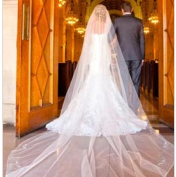 Enzoani Wedding Dress > Style: "Jenny" - Picture 4 of 8